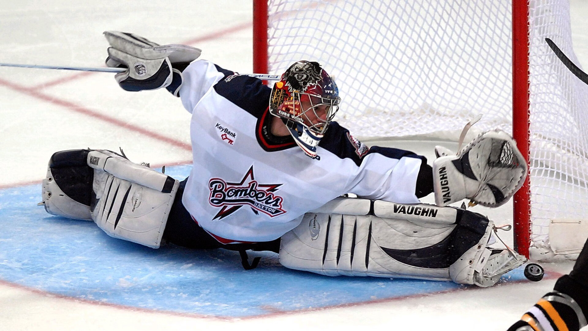 詹姆斯替补席上积极鼓励年轻球员，詹姆斯的替补球员